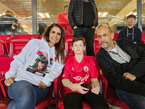 מונדר ביציע הכבוד לצידה של הבעלים אלונה ברקת (הפועל ב"ש)