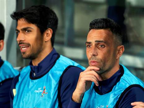 ערן זהבי ודור פרץ. גילו על הספסול בסמוך למשחק (אלן שיבר)