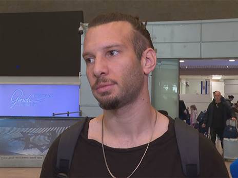 שון גולדברג עם נחיתת הנבחרת בנתב"ג