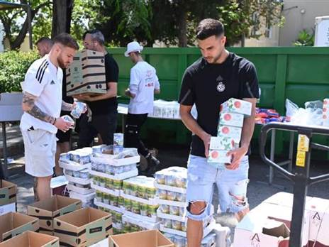 חוזרים לנזקקים בחג (באדיבות מכבי חיפה, ג`ו הירש)