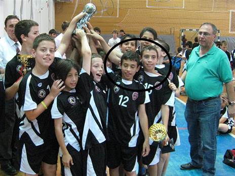 שני האחים התאומים מסומנים בעיגול, עמרי בן שחר ז"ל מספר 15 ונדב מספר 12