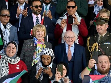 היגינס במרכז (באדיבות עמוד האינסטגרם של Dublin FC)