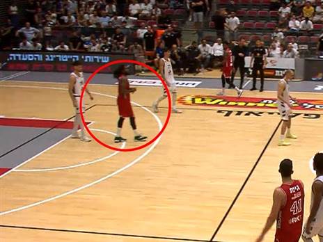 מחזיק את היד לאחר הפציעה. הולנד