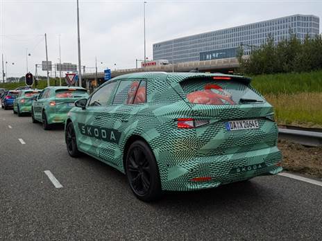 נוסעים בשיירה כדי שלא נברח