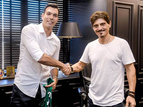 רגע שהתחיל מסע היסטורי. סלוקאס וינאקופולוס במעמד החתימה