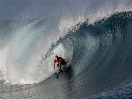 לגולשי הגלים מחכים גלים מדהימים בטהיטי (GETTY)