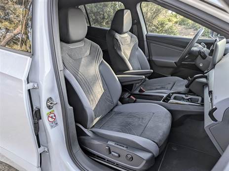 המרווח טוב, אך שדה הראייה לאחור מוגבל