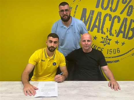לאיוס במדי מכבי ת“א עם סוכניו גלעד קצב ורוני לאיוס