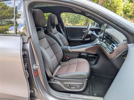 מושבים נוקשים יחסית, אך נוחים גם לאורך זמן