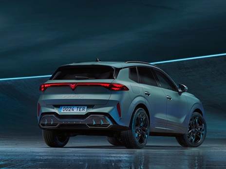 אגרסיבי גם מאחור עם מוטיב המשולשים בפנסים