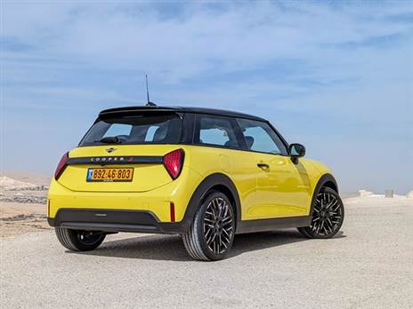 מאחור היא נראית פחות טוב, אבל על טעם וריח... אתם יודעים