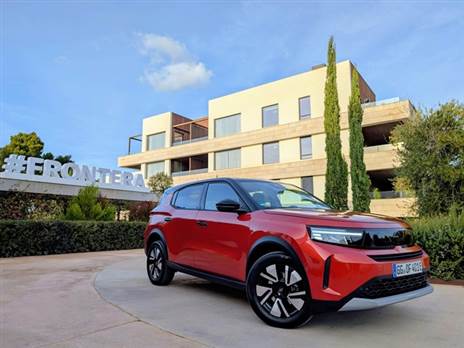 נהגנו גם בחשמלית (בתמונה) וגם בבנזין מיקרו-היברידי (הירוקה)