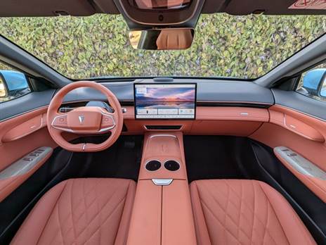 לעומת העיצוב החיצוני, זה הפנימי מודרני אבל שגרתי