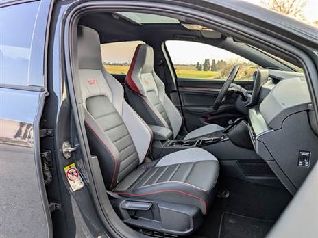 מושבים נוחים ותומכים, וגם מחוממים ומאווררים