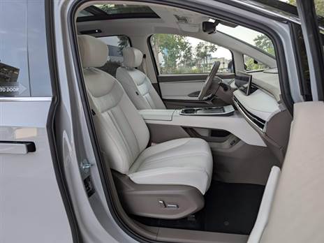 תנוחת הישיבה גבוהה, אולי אפילו יותר מג`יפוני 7 מושבים