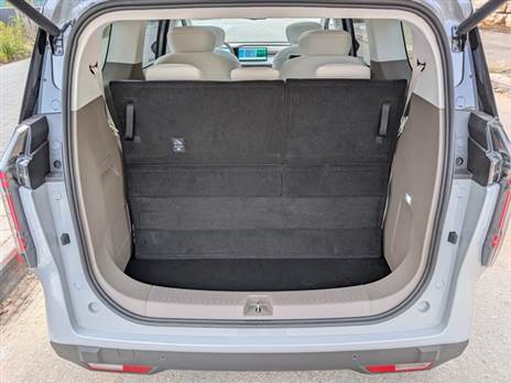 תא המטען קטן במעט מזה של סקודה קודאק, אבל גדול משל מיצובישי אאוטלנדר או קיה סורנטו