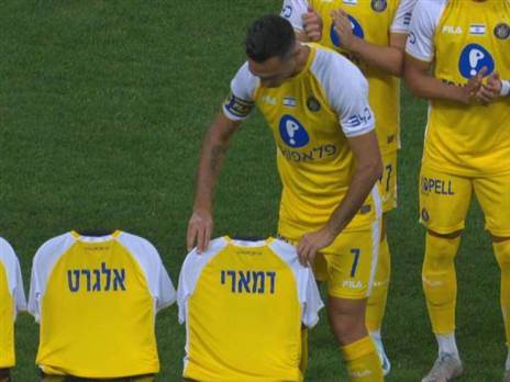 ערן זהבי מוריד את חולצתה של אמילי דמארי מהכסא