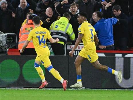 לידס ומנור סולומון מתקרבים לעלייה לפרמיירליג (GETTY)