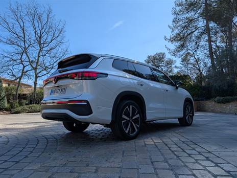 העיצוב החיצוני אלנגטי וקשוח למדי