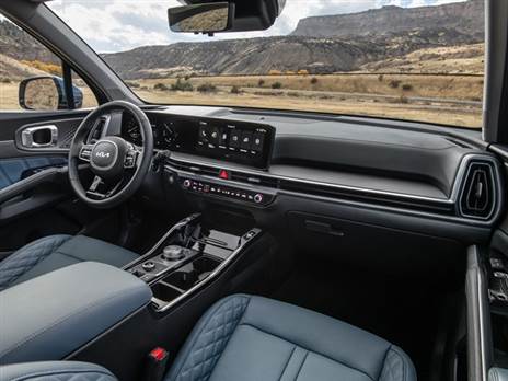 עדכני גם מבפנים, אך מוותר על כרית האוויר בין הנהג לנוסע עקב הגעה בתקינה אמריקאית