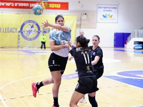 (הדר ואן קולא)