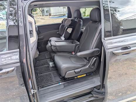 דלתות הזזה מגלות שלושה מושבים בשורה השנייה כשאת זה האמצעי אפשר להסיר