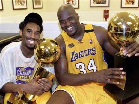 שאק וקובי החזירו את הגביע ללוס אנג`לס (GETTY)