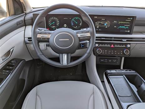 אבזור מכובד גם בגרסת הכניסה ורק תצטרכו להתרגל לתפעול המגע של בקרת האקלים