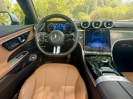 רשימת האבזור ארוכה ותאלצו להתרגל לתפעול בקרת האקלים מהמסך ולכפתורי המגע שבהגה