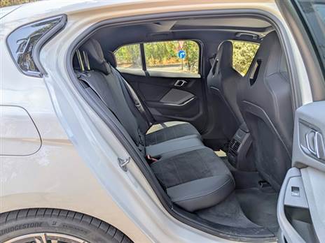 תעלת הינע רחבה וקונסולה קדמית שבולטת לאחור יקשו על נוסע שלישי במרכז