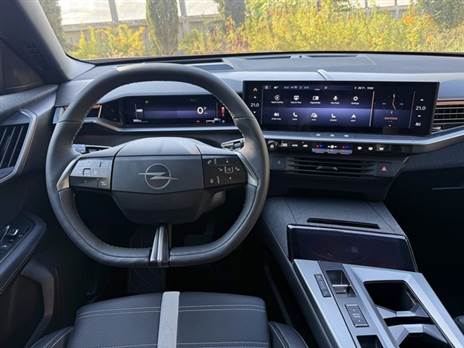 היי תראו, יש מסך מגע גדול אבל גם כפתורים פיזיים לבקרת האקלים