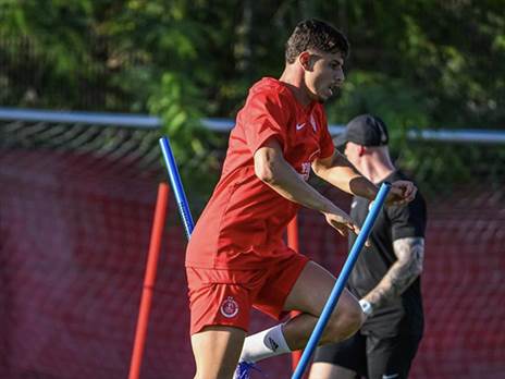 צ`יקו. בדרך להופעת בכורה באדום (צילום: הפועל ת"א)