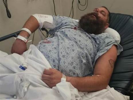 סמית בבית החולים לאחר התקרית. הוא כבר ער במצב יציב