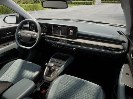 תא הנוסעים חדש כמעט לגמרי, עם שני מסכי “12.3 מחוברים