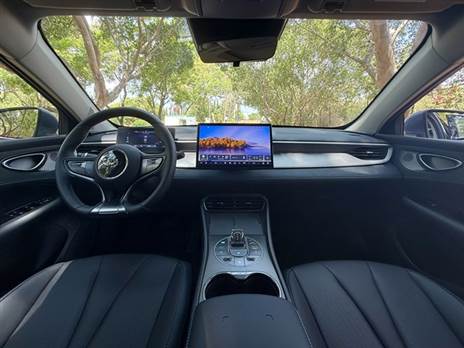 תא הנוסעים מזוהה כ-BYD, עם גימיק המסך המסתובב לצד איכות חומרים והרכבה טובה