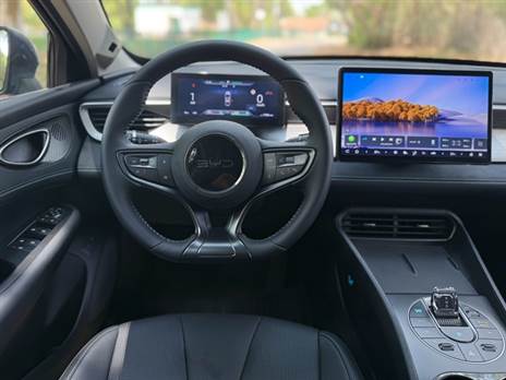 תפעול מסך המולטימדיה פשוט, אך לוח המחוונים עמוס פרטים