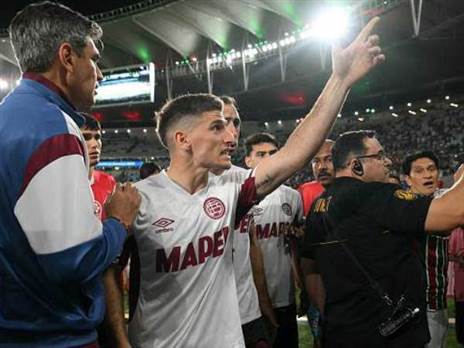 שחקני לאנוס המודאגים ליד היציע (GETTY)