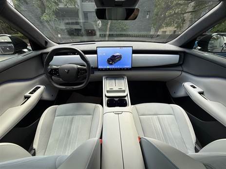 מבחוץ היא ייחודית, בעיקר בלילה. מבפנים די שגרתית