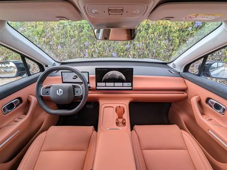 העיצוב המוכר והגנרי משהו - נקי מאוד עם מסך מגע ענק במרכז. איכות החומרים וההרכבה טובה מאוד