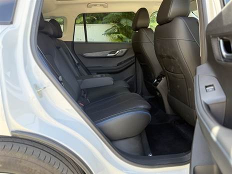 מאחור יש מרווח טוב לשני מבוגרים, אבל הנוסע במרכז לא ייהנה ממש מהמושב האמצעי