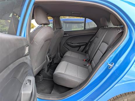 MG3 - מרווח מספק ויש גם שקע USB ופתחי מיזוג ליושבים מאחור