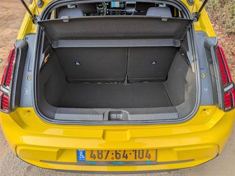 למרות שה-5 קטנה מהקליאו, תא המטען שימושי למדי