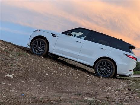 יש לו קצת יותר יכולות שטח מהמתחרים, אבל עזבו, מקסימום שבילי קק“ל או כאלו מסולעים קלות