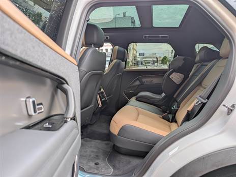 הכניסה גבוהה גם כשמנמיכים אותו בסיוע מתלי האוויר, ומרווח פנים לא חסר