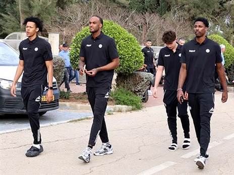 גם שחקני מכבי ת“א נכחו בלווייה (צילום: אלן שיבר)