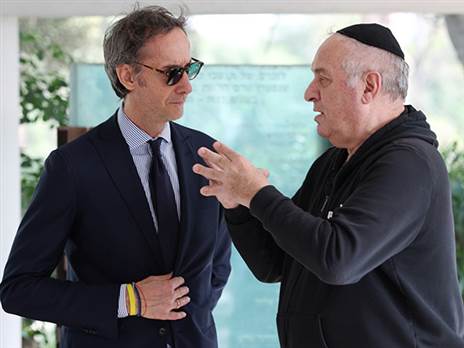 צביקה שרף והמנהל המקצועי של מכבי ת“א, קלאודיו קולדבלה (צילום: אלן שיבר)