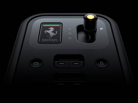 שימוש באלומיניום וזכוכית גורילה. גם המפתח קיבל טאצ` ייחודי