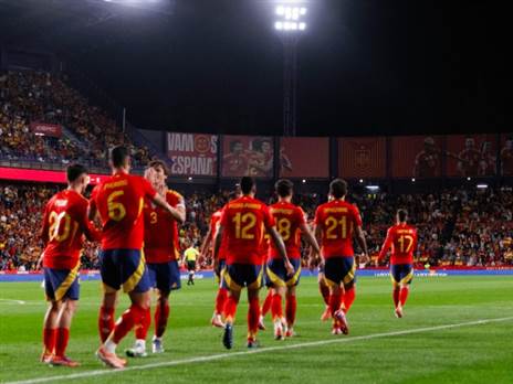 הפייבוריטים הברורים. שחקני נבחרת ספרד חוגגים (GETTY)
