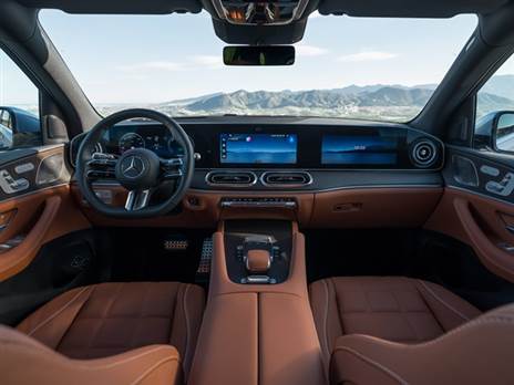 אבל העיצוב חסר מעוף - פלטת מסכי ה“סופרסקרין“ - שלושה מסכי “12.3, אבל היי, יש Ai