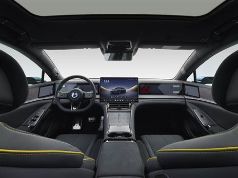 תא נוסעים מרובה מסכים ובהתאם למיתוג איכות חומרים גבוהה והמון אבזור